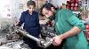 Dieser Junge Mechaniker Ist Gro Artig Darin Hydraulikzylinder Zu Reparieren
